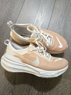 Nike Women's Peach/White Invicible Running 5 Sneakers